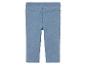 Un legging en jean bleu clair pour bébé.