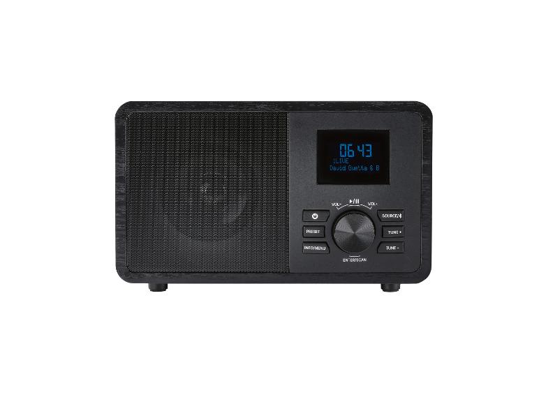 Radio numérique noire avec écran affichant l'heure et les informations sur la station.
