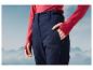Pantalon de ski bleu marine avec des poches zippées et un t-shirt rouge