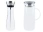 Deux carafes en verre avec des couvercles métalliques, une avec un infuseur.