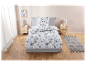 Parure de lit fleurie aux tons bleus et verts sur fond blanc.