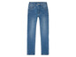 Un jean bleu à taille haute.