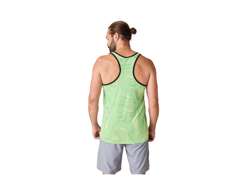 Homme portant débardeur vert et short gris.