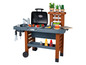Un barbecue jouet Smoby avec un évier, des accessoires et un hamburger.