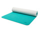 Un tapis de yoga turquoise avec une surface ondulée blanche, roulé avec la marque Crivit