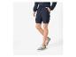 Shorts cargo et baskets : look décontracté pour homme.