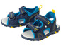 Sandales bleues avec des accents jaunes.