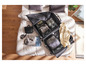 Une valise ouverte avec des vêtements, une trousse de toilette et d'autres articles de voyage.