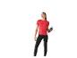 Femme en t-shirt de sport rouge et legging noir, tenant une bouteille d'eau.