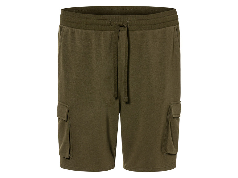 Shorts cargo verts avec cordon de serrage.
