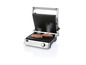 Un grill électrique avec deux steaks grillés.