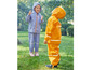 Deux enfants en vêtements de pluie jouent sous la pluie.