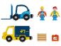 Jouets : chariot élévateur bleu, camion de livraison jaune, deux figurines et des boîtes.