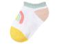 Chaussettes courtes blanches à rayures pastel et arc-en-ciel.