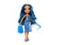 Poupée Rainbow High avec sac, lunettes et tenue bleue.