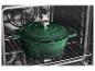 Cocotte en fonte verte dans un four sur une grille