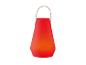 Lampe portable rouge avec anse en cuir.
