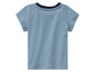 Un t-shirt bleu clair à manches courtes.