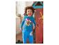 Enfant portant un haut et un pantalon bleus à motifs Spider-Man.