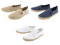 Espadrilles beiges, bleues et blanches avec une semelle tressée.