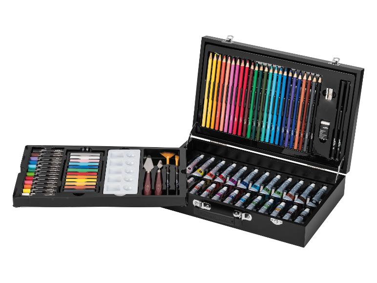 Coffret d'art noir ouvert avec crayons de couleur, peintures, pastels, pinceaux et spatules.