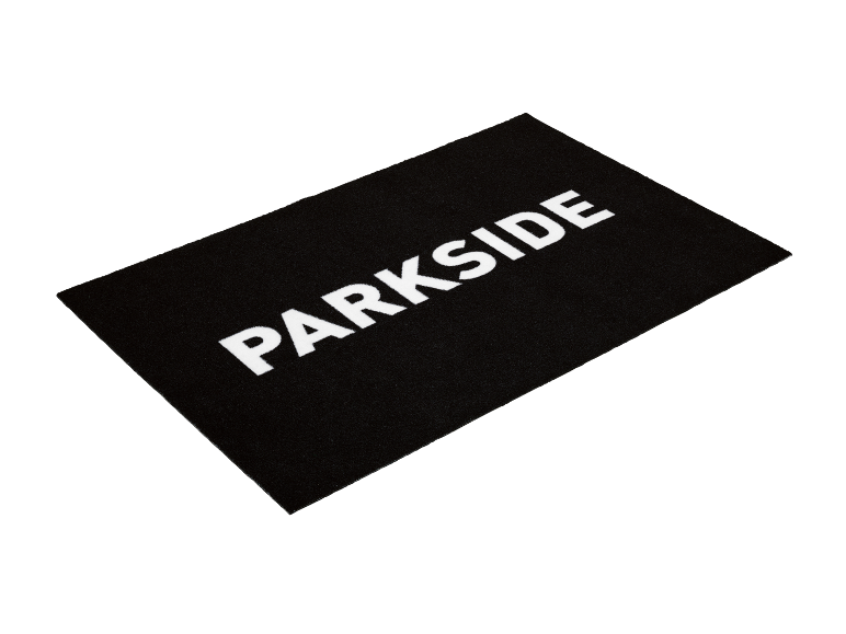 Un paillasson noir Parkside avec inscription blanche.