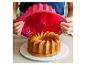 Un gâteau cuit dans un moule en silicone rose