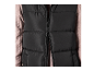 Gros plan d'un gilet matelassé noir zippé sur un pull rose.