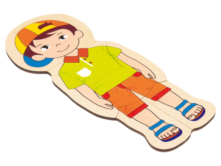 Un puzzle en bois d'un garçon avec une chemise, un pantalon et des sandales.