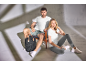 Homme et femme en tenue de sport avec un sac à dos noir.