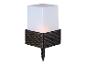 Une lampe LED blanche avec une base en osier et une pointe pour le sol