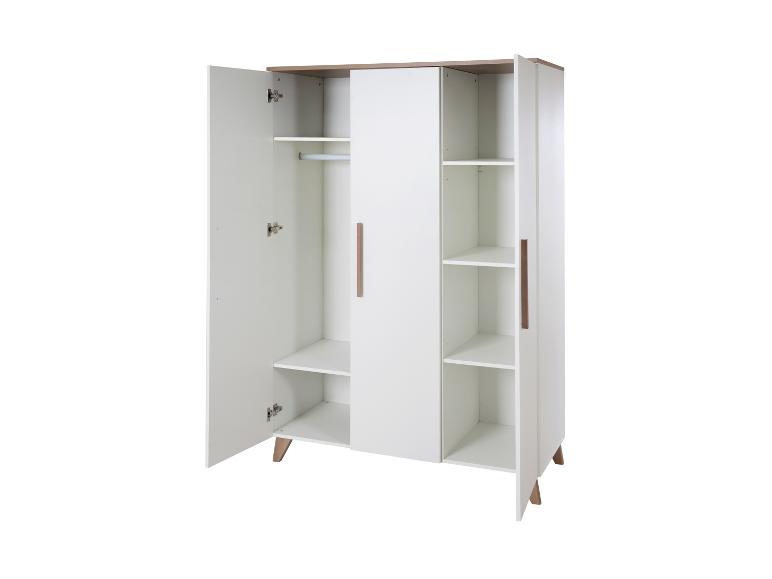 Armoire blanche à trois portes avec poignées en bois et pieds coniques, avec étagères et tringle.
