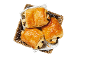 Trois pains au chocolat dorés dans un panier en osier.