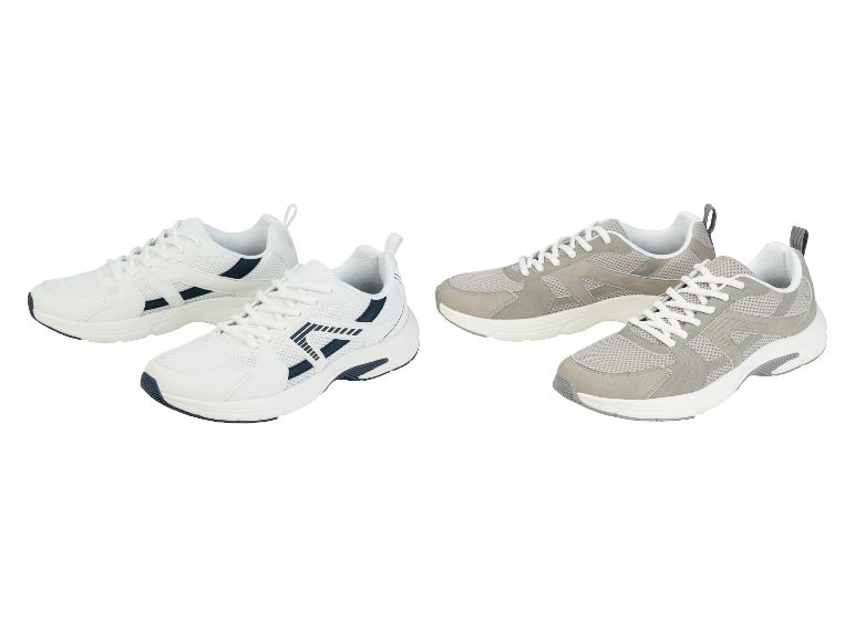 Deux paires de baskets blanches avec des accents bleus.