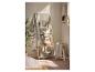 Intérieur de salle de bain avec étagère échelle en bois et serviettes vertes.
