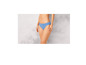 Une femme porte un slip de bikini bleu.