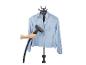 Une femme repasse une chemise bleu clair avec un steamer à main.