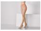Collants beiges et talons hauts sur fond blanc.