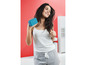 Une femme tient un haut-parleur Bluetooth portable Sony SRS-XB12 bleu.
