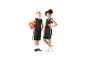 Deux enfants avec un ballon de basket portant des uniformes de basket noirs.