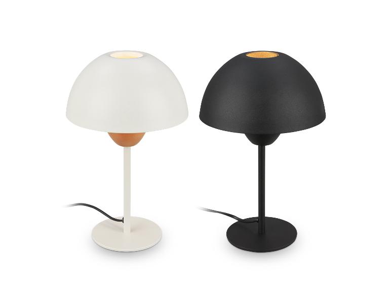Deux lampes de table modernes, une blanche et une noire, avec des abat-jour en forme de dôme