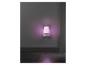 Veilleuse à brancher avec une douce lueur violette sur un mur gris.