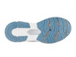 La semelle bleue d'une chaussure de sport blanche avec un accent gris.
