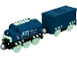 Train jouet bleu avec locomotive et wagon de marchandises, avec roues et accents vert clair.
