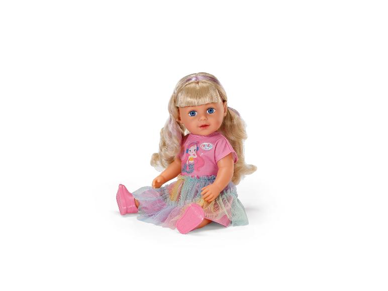 Poupée BABY born aux cheveux blonds, t-shirt rose sirène et jupe en tulle arc-en-ciel.