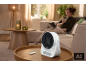 Chauffage de table blanc avec télécommande dans un salon confortable.
