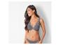 Une femme portant un soutien-gorge et une culotte gris à dentelle.