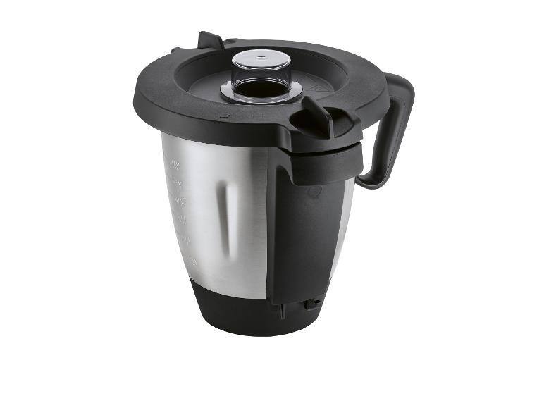 Pichet mixeur en acier inoxydable avec couvercle et poignée noirs.