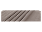 Gros plan d'un tissu beige avec de subtiles rayures verticales et des plis doux.