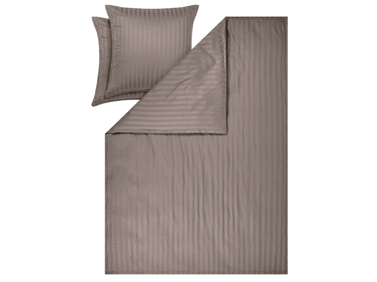 Parure de lit beige rayée, comprenant deux taies d'oreiller et une housse de couette.